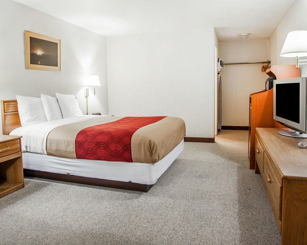 Red Roof Inn Страудсберг Экстерьер фото