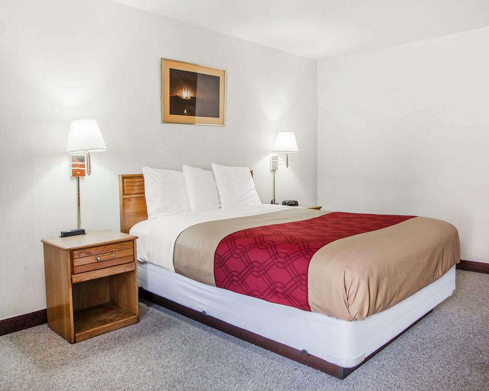 Red Roof Inn Страудсберг Экстерьер фото