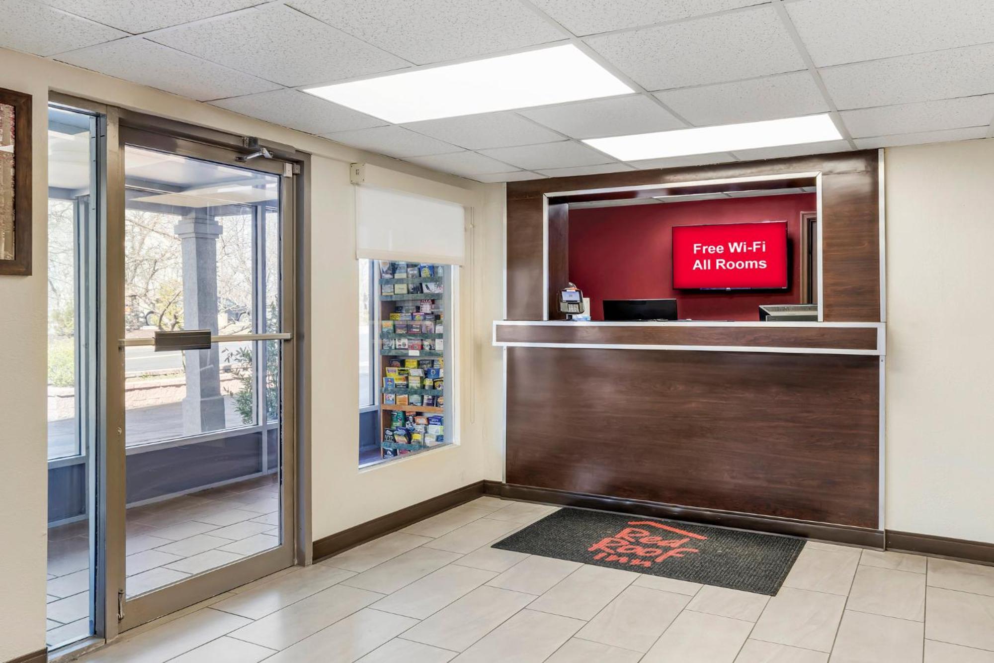 Red Roof Inn Страудсберг Экстерьер фото